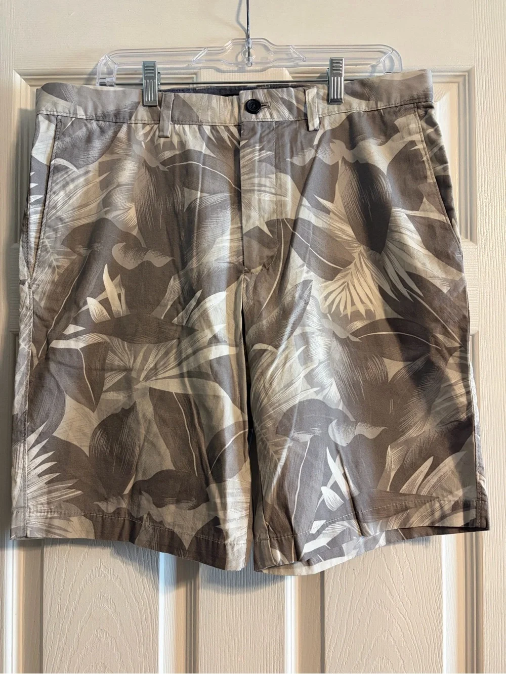 Banana Republic Straight Fit Chino Shorts Mens Grey Tropical Palm Leaf Print